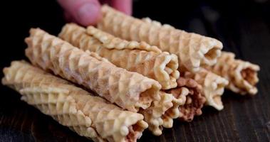 krokant wafels zijn zetten Aan de tafel foto