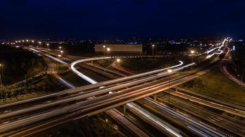 over weg stad snelweg 's nachts - vogelperspectief - drone - bovenaanzicht foto