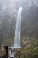 kleine waterval met melkwitte waterstralen in oostenrijkse bossen. foto