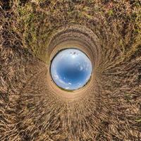 blauwe kleine planeet. inversie van kleine planeet transformatie van bolvormig panorama 360 graden. sferische abstracte luchtfoto. kromming van de ruimte. foto