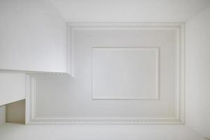 hoek van plafond en muren met ingewikkeld kroon vormen. interieur bouw en vernieuwing concept. foto