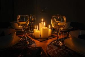 geserveerd tafel met bestek en kaarsen in interieur van modern luxe gast kamer in studio appartementen. intiem atmosfeer foto