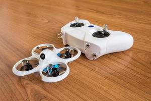 klein wit binnen- huis borstelloos fpv quadcopter foto