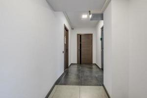 lang wit leeg gang in interieur van Ingang hal van modern appartementen, kantoor of kliniek foto