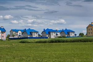 rijen van kleurrijk huizen in een modern dorp foto