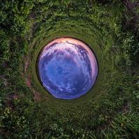 blauwe kleine planeet. inversie van kleine planeet transformatie van bolvormig panorama 360 graden. sferische abstracte luchtfoto. kromming van de ruimte. foto