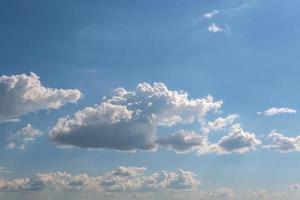 blauw lucht achtergrond met groot wit gestreept wolken. blauw lucht panorama mei gebruik voor lucht vervanging foto