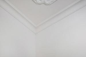 hoek van plafond en muren met ingewikkeld kroon vormen. interieur bouw en vernieuwing concept. foto