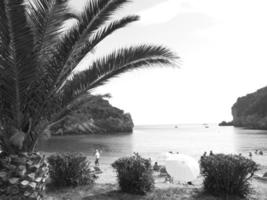 Bij de strand van corfu foto