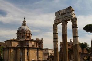 het bouwen van ruïnes en oude zuilen in rome, italië foto