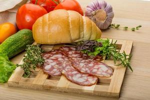 salami Aan houten bord foto