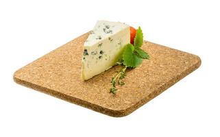 blauwe kaas op houten plaat en witte achtergrond foto