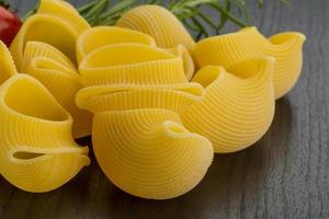 schelp pasta Aan houten achtergrond foto