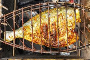 gegrild vis Aan de grill, gekookt Aan vuur, barbecue foto
