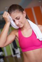 vrouw oefenen Aan loopband in Sportschool foto