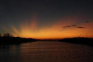 kleurrijke dramatische hemel met wolken bij zonsondergang. zonsondergang in het meer foto