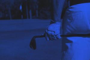 golf speler dichtbij omhoog hand- en bestuurder van terug foto