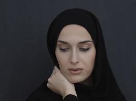 portret van modern jong moslim vrouw in zwart abaya foto