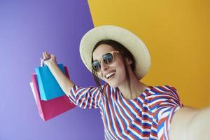 jong vrouw met boodschappen doen Tassen Aan kleurrijk achtergrond foto