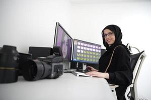 jong moslim meisje werken Aan de computer van huis foto