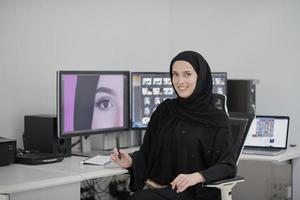 portret van jong moslim vrouw grafisch ontwerper foto