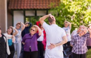 trainer opleiding gemotiveerd actief gezond senior mensen foto