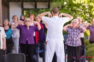 trainer opleiding gemotiveerd actief gezond senior mensen foto