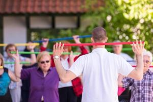 trainer opleiding gemotiveerd actief gezond senior mensen foto