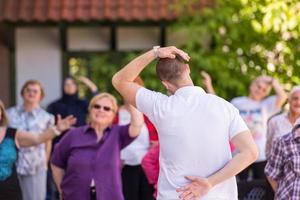 trainer opleiding gemotiveerd actief gezond senior mensen foto