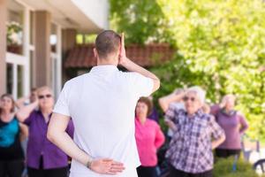 trainer opleiding gemotiveerd actief gezond senior mensen foto