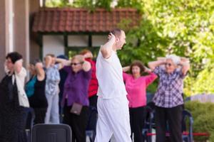 trainer opleiding gemotiveerd actief gezond senior mensen foto