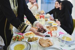 moslim familie beginnend iftar met datums gedurende Ramadan foto