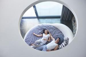 paar kom tot rust en hebben pret in bed foto