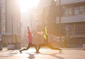 paar opwarmen voor het joggen foto