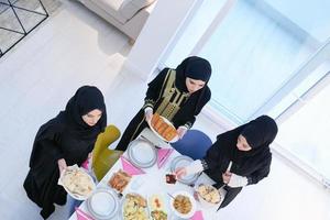 jong moslim meisjes portie voedsel Aan de tafel voor iftar avondeten top visie foto