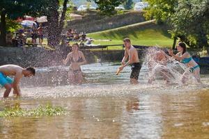 groep van gelukkig vrienden hebben pret Aan rivier- foto