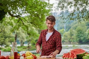 Mens Koken smakelijk voedsel voor Frans avondeten partij foto