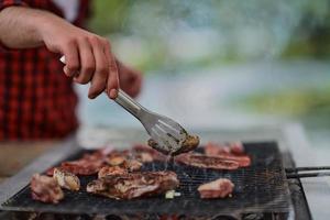 Mens Koken smakelijk voedsel voor Frans avondeten partij foto