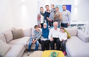portret van gelukkig modern moslim familie foto