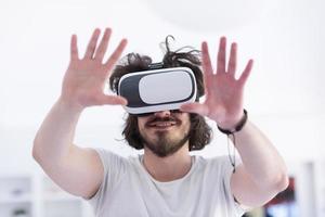 Mens gebruik makend van vr-headset bril van virtueel realiteit foto