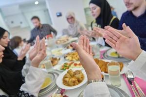 moslim familie maken iftar dua naar breken vastend gedurende Ramadan. foto