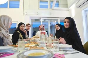 moslim familie hebben iftar samen gedurende Ramadan. foto