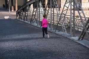 sportief vrouw jogging Aan ochtend- foto