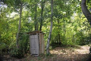 houten retro buitenshuis toilet foto