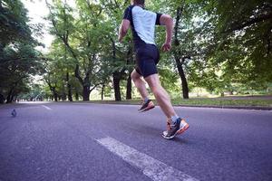 man joggen buiten foto