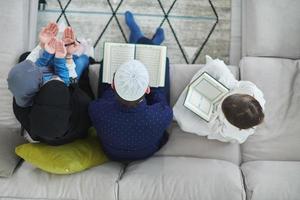 top visie van jong moslim familie lezing koran gedurende Ramadan foto