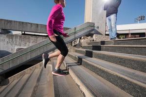 vrouw jogging Aan stappen foto