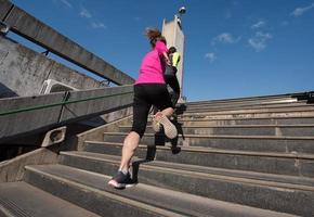 vrouw jogging Aan stappen foto