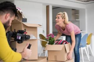 meisje in beweging in de nieuw appartement foto