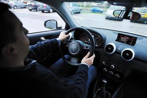 Mens gebruik makend van auto navigatie foto